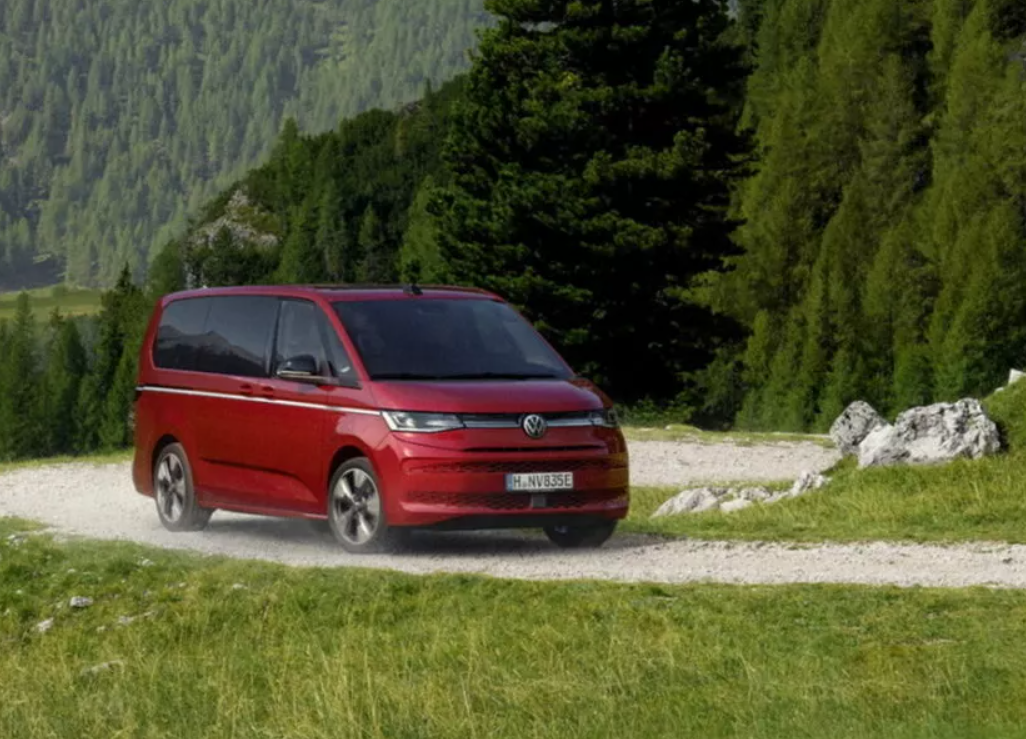 Volkswagen Multivan получил плагин-гибридную версию: цены и запас хода на электрике