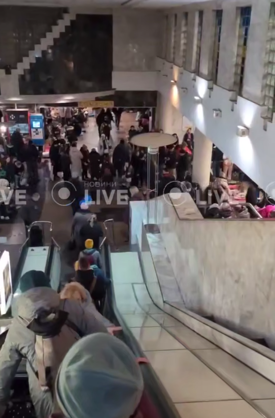 У метро Києва виник "колапс": що відбувається (фото, відео)