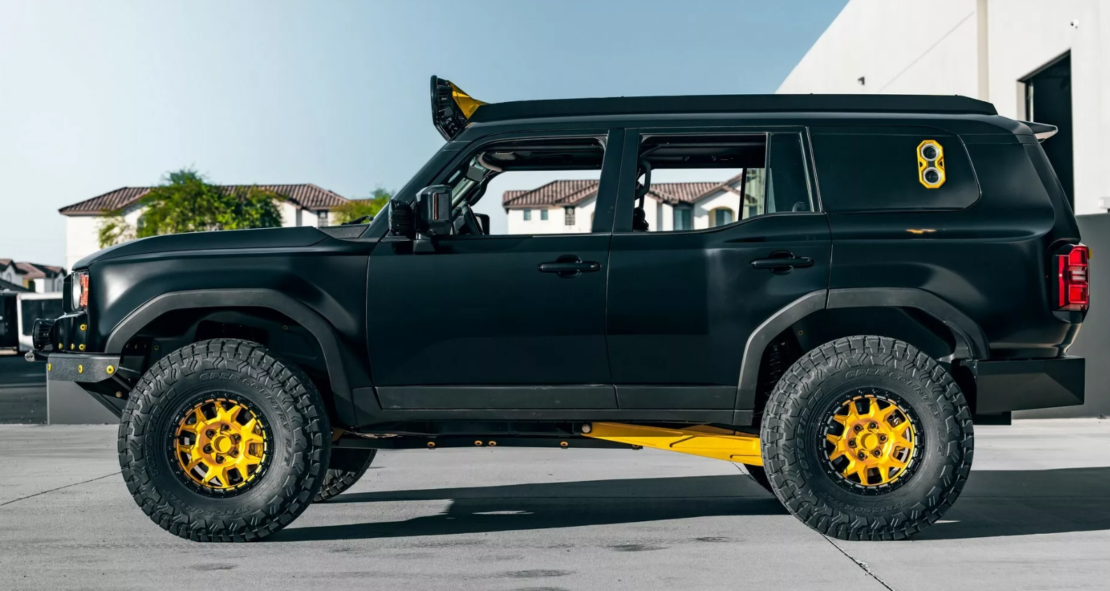 Toyota Land Cruiser підготували для підкорення пустель та боліт: опубліковані офіційні фото