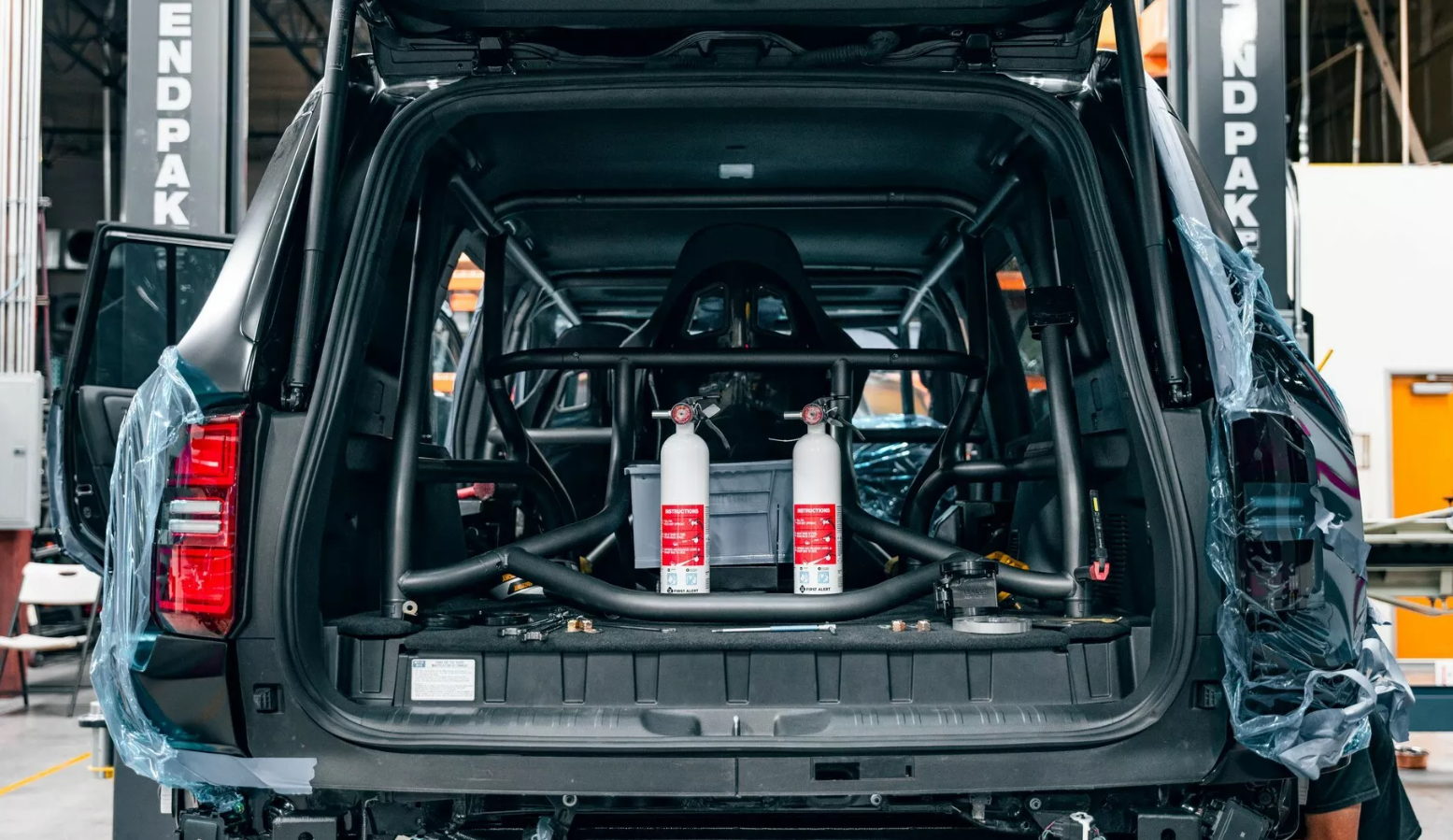 Toyota Land Cruiser підготували для підкорення пустель та боліт: опубліковані офіційні фото