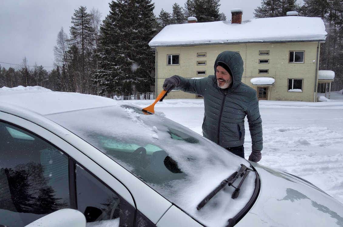 Как быстро очистить стекло машины от инея: простые методы