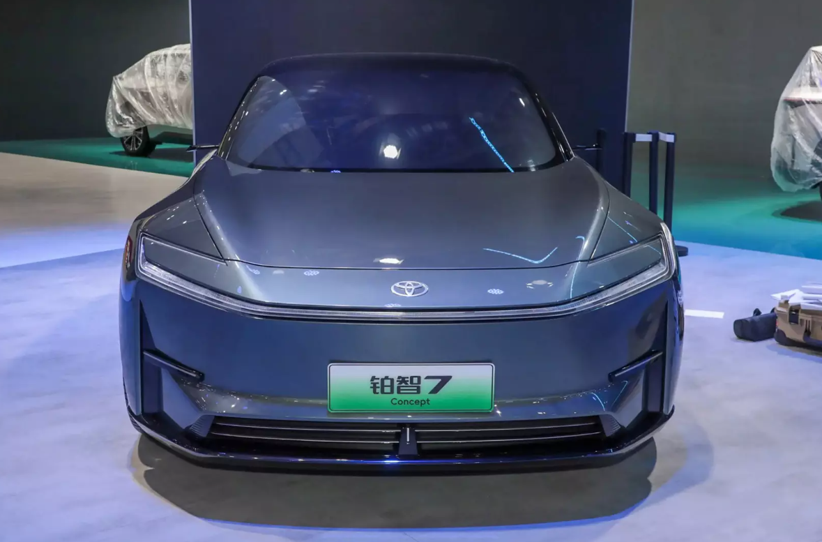 Toyota показала новый электрический седан: названа дата начала производства