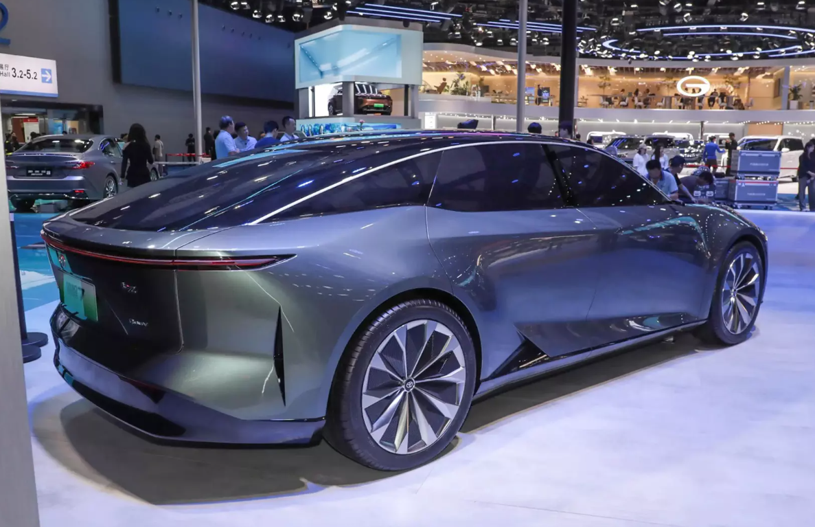 Toyota показала новый электрический седан: названа дата начала производства