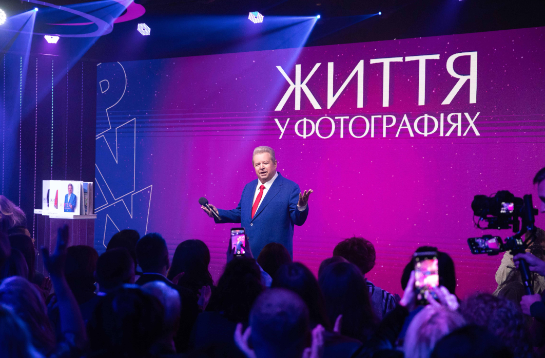 Ректор в фотообъективе: Киевский университет культуры презентовал трехтомник о Михаиле Поплавском