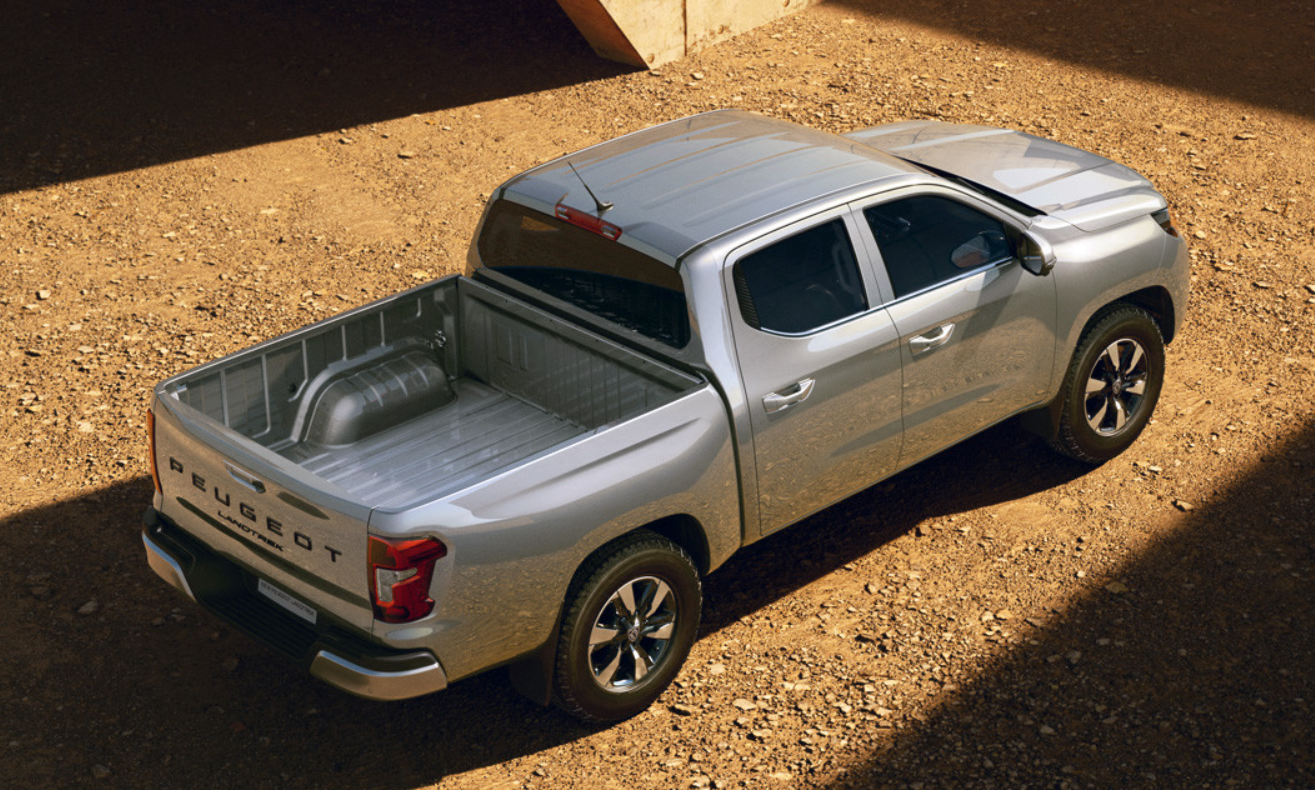 Другой двигатель и "свежая" внешность: пикап Peugeot Landtrek существенно обновился