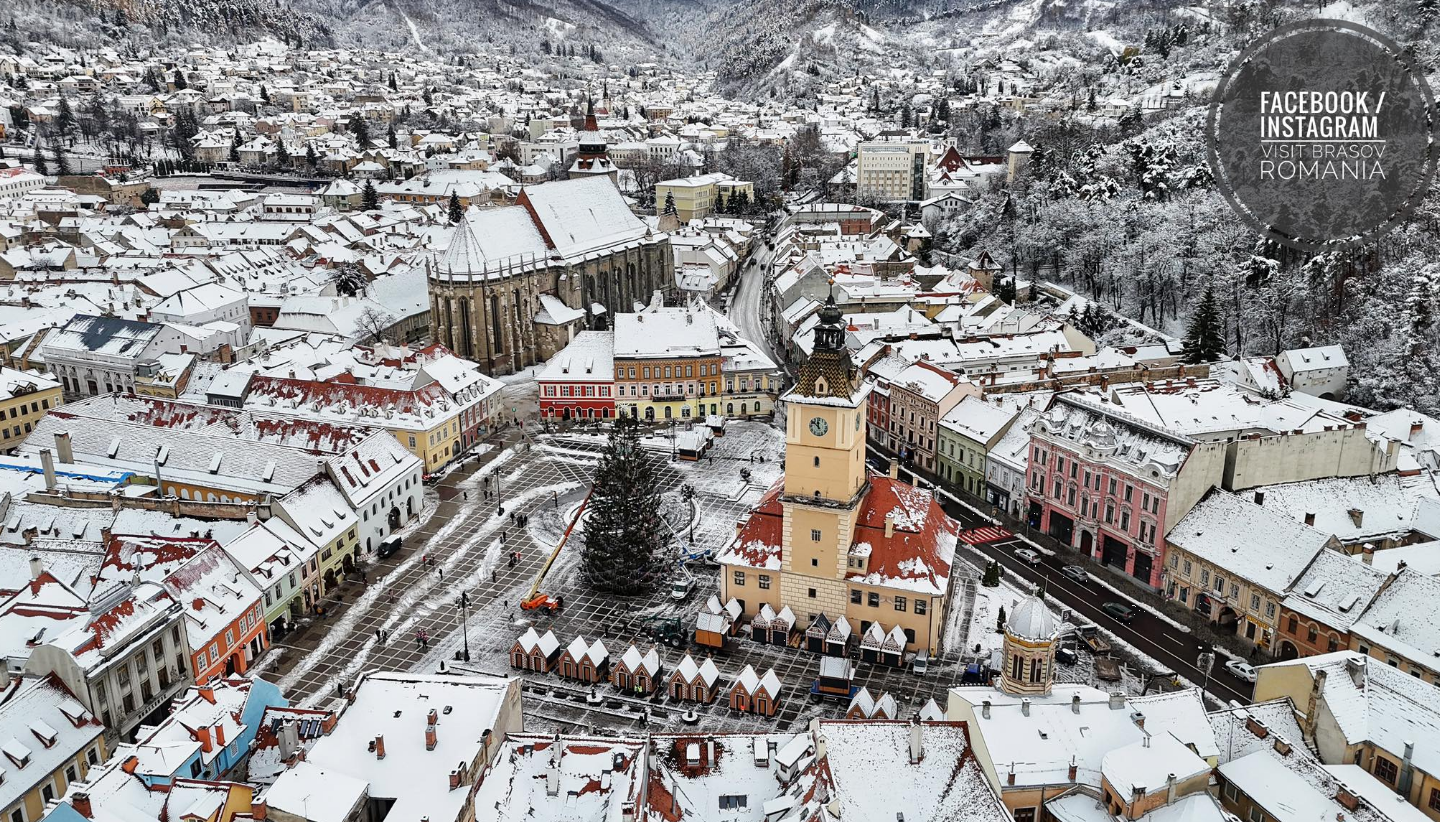 У Румунії впала найвища святкова ялинка країни: що сталось (відео)