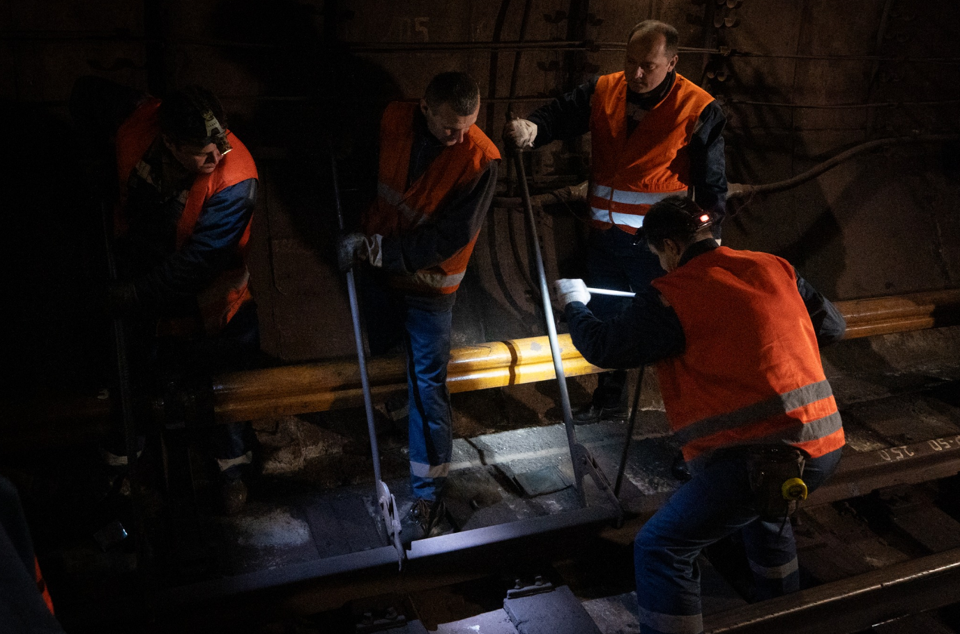 Діагностика й заміна. Українцям показали, як ремонтують рейки в метро Києва (фото)