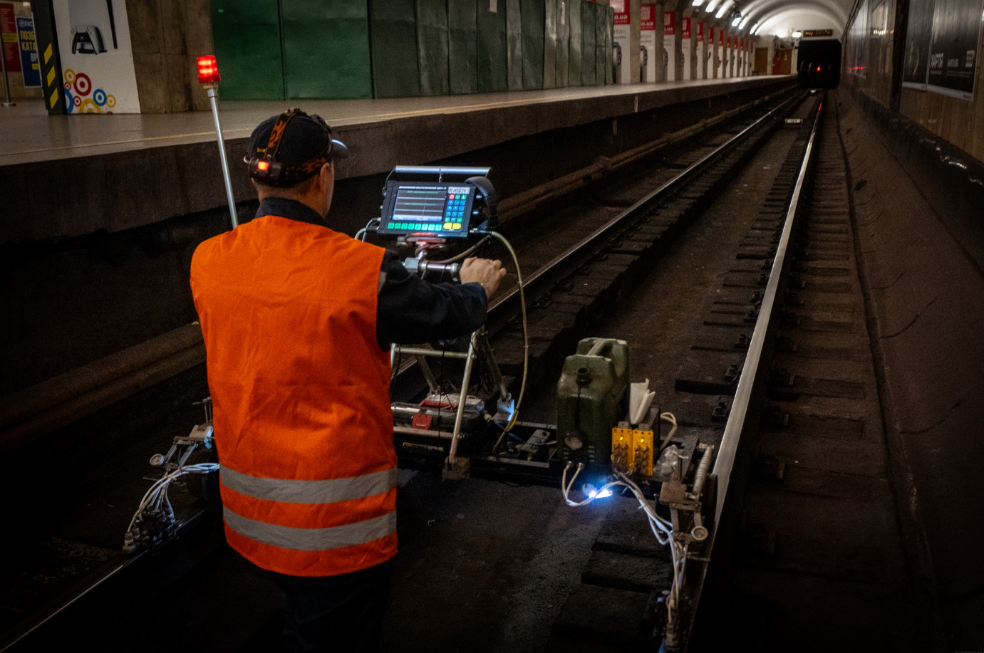 Діагностика й заміна. Українцям показали, як ремонтують рейки в метро Києва (фото)