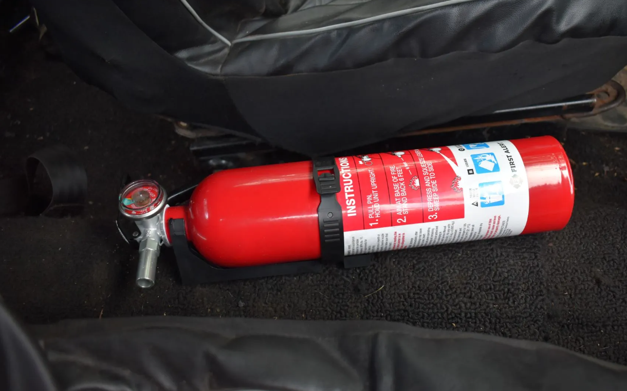 Маленький огнеборец: выбираем огнетушитель для авто