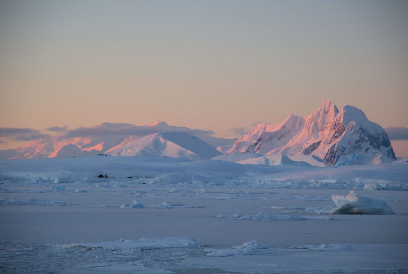 Самая холодная за 6 лет. Как прошла полярная зима возле "Академика Вернадского" (фото)