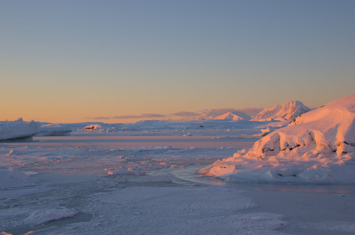 Самая холодная за 6 лет. Как прошла полярная зима возле "Академика Вернадского" (фото)