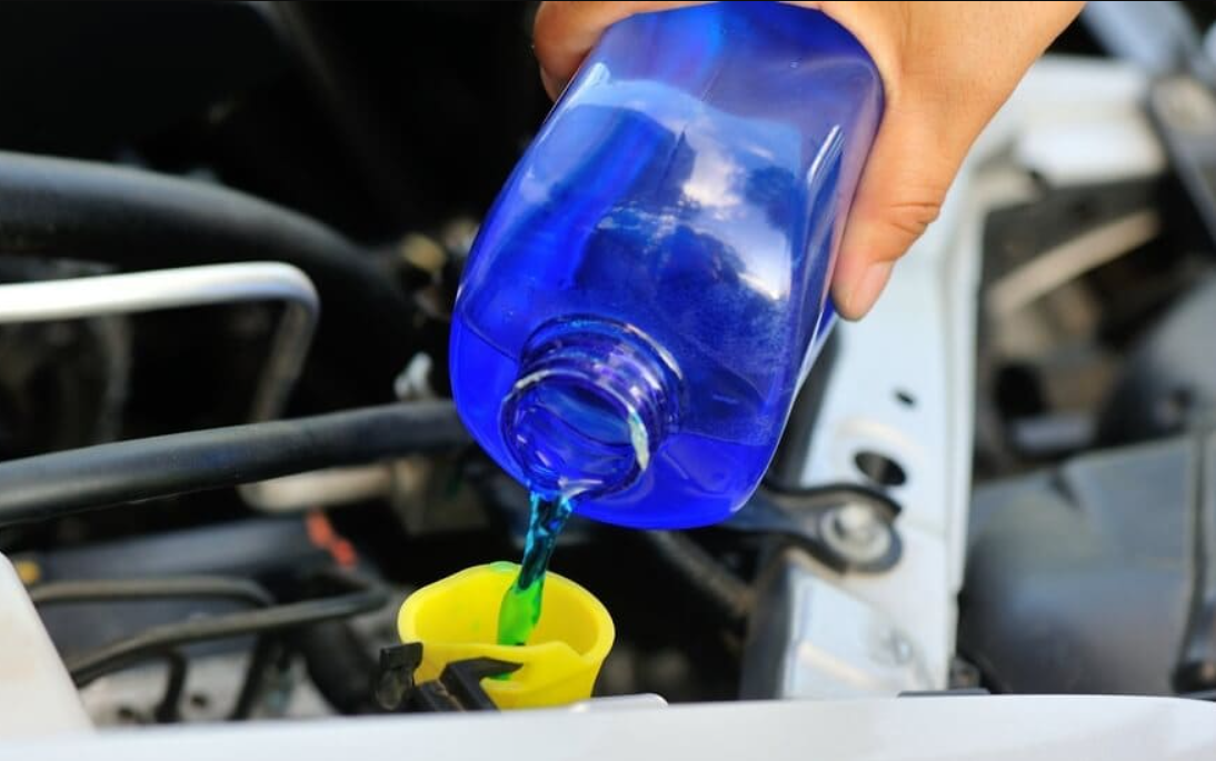 В очікуванні морозів: як злити літню омивайку з бачка в авто