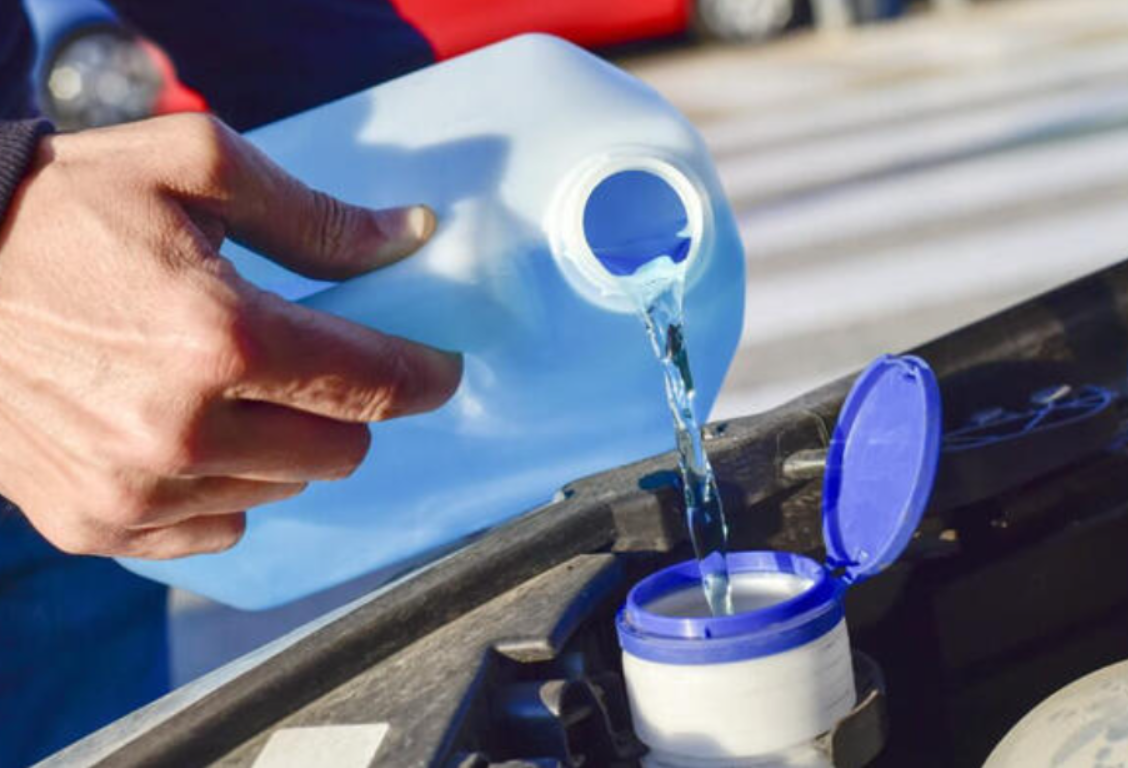 В очікуванні морозів: як злити літню омивайку з бачка в авто