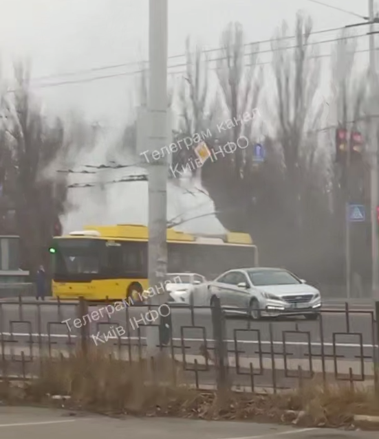 У Києві біля метро "Іподром" загорівся тролейбус: деякий транспорт затримується