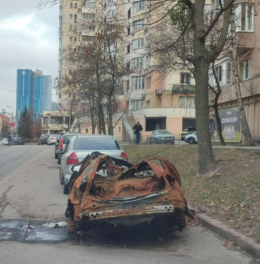 В Киеве решили избавиться от поврежденных российскими обстрелами авто: что известно