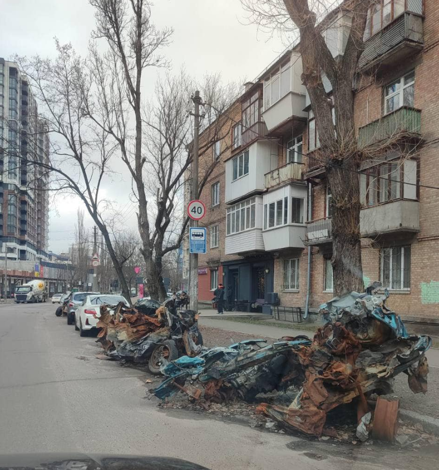 В Киеве решили избавиться от поврежденных российскими обстрелами авто: что известно