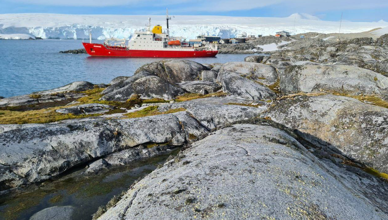 Вперше в історії. Як український криголам "Ноосфера" забезпечує морські дослідження США