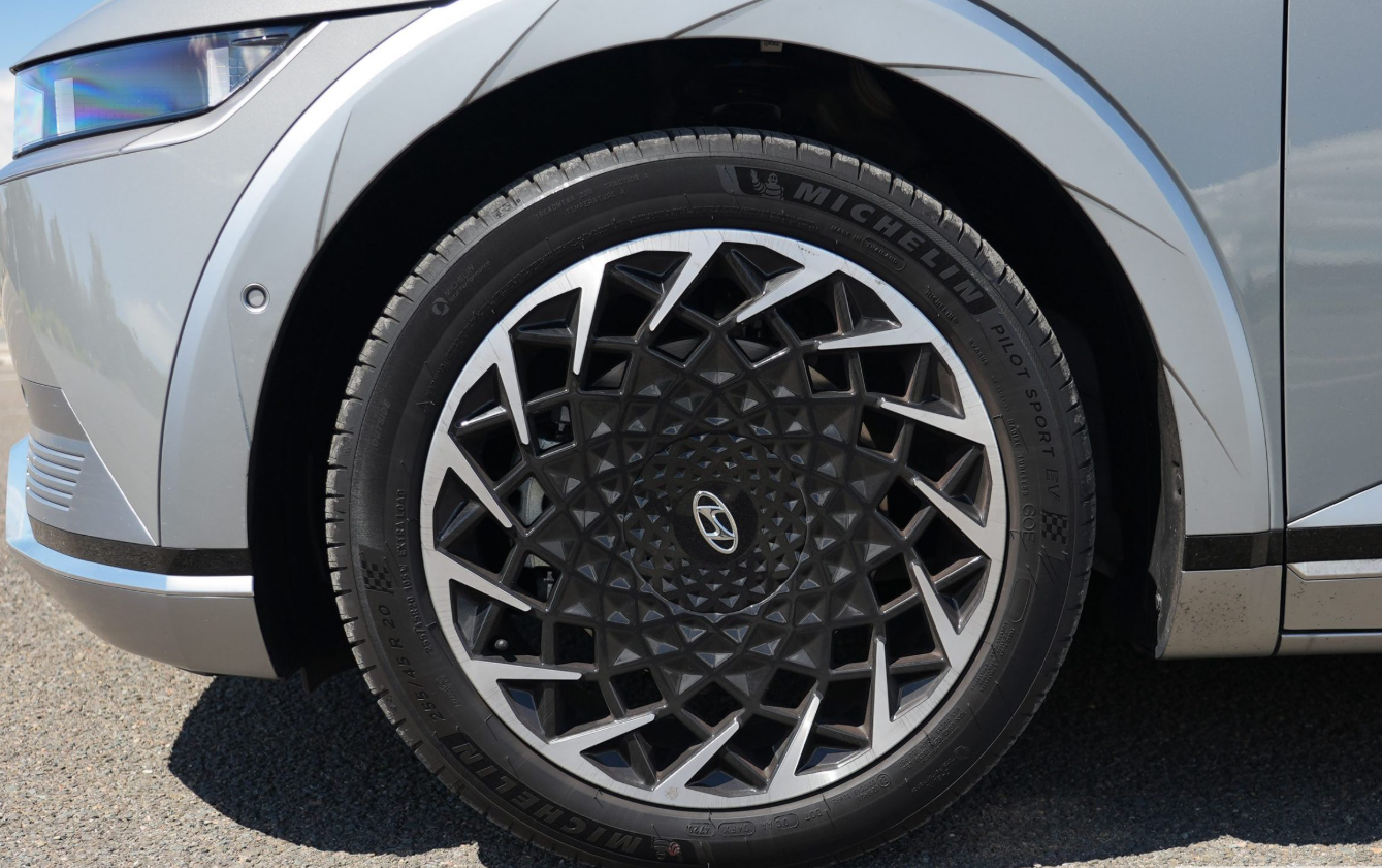 Чому електромобілю потрібні спеціальні шини: подробиці