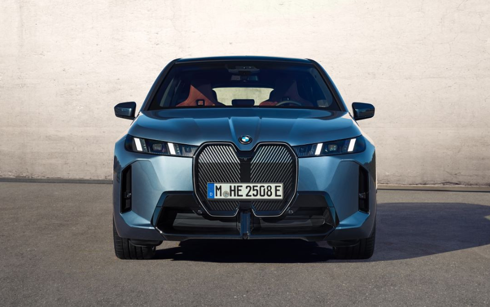 Электрический кроссовер BMW iX существенно обновили: названы цены и характеристики