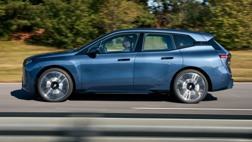 Электрический кроссовер BMW iX существенно обновили: названы цены и характеристики