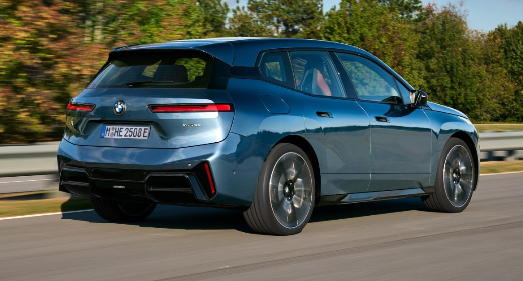 Электрический кроссовер BMW iX существенно обновили: названы цены и характеристики