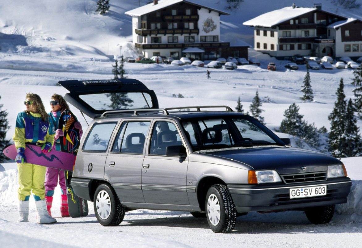 Як раніше їздили взимку: автопригоди до ери підігрівачів і шипів