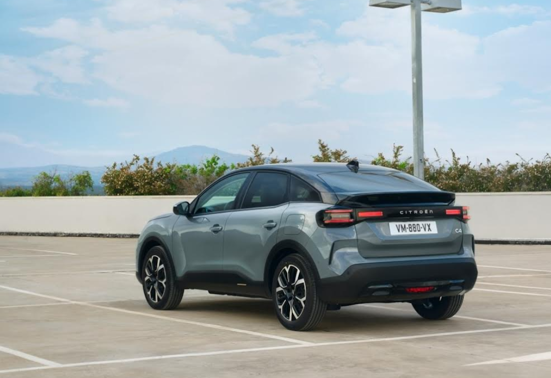 В Украине стартуют продажи нового Citroen C4: названы цены и линейка моторов