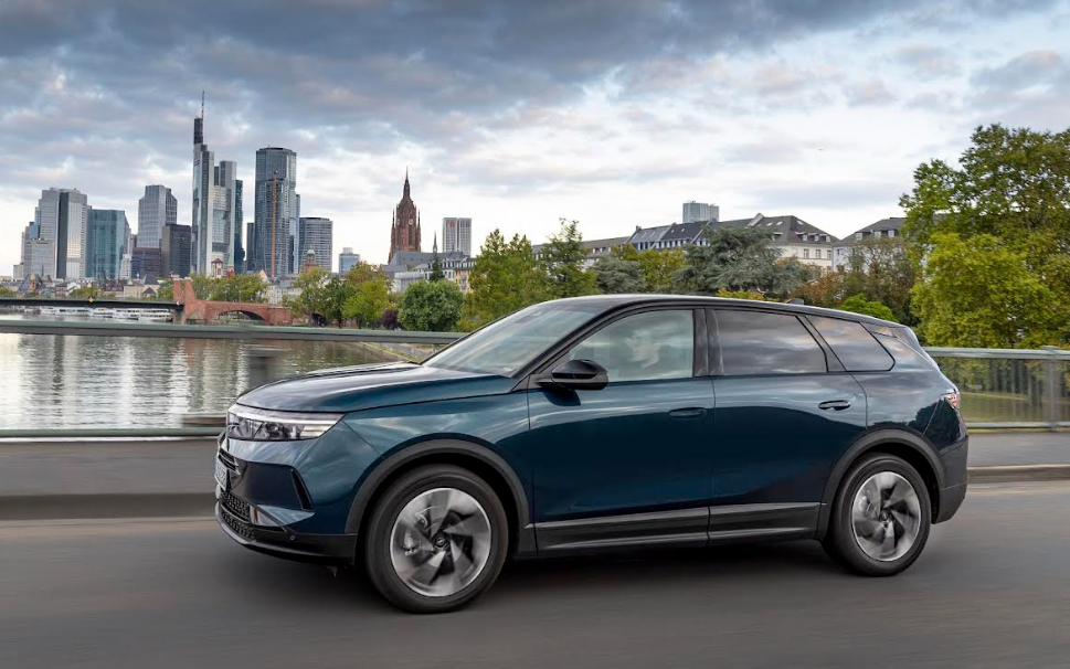 В Украине стартуют продажи нового кроссовера Opel Grandland: названы цены и характеристики