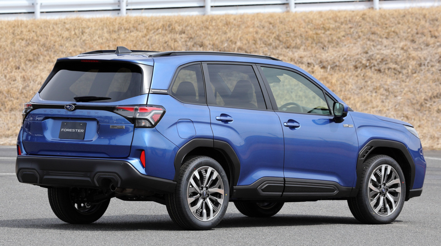 Subaru показала кроссовер Forester нового поколения с уникальной подушкой безопасности