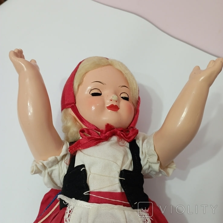 "Убитую" временем детскую куклу оценили в 65 тысяч и вот как она выглядит (фото)