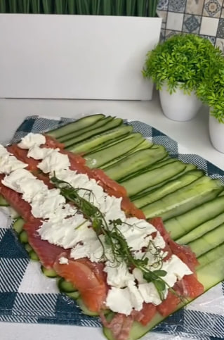 Ця закуска "задобрить" Зеленого Дракона: простий та дуже смачний рецепт рулетиків з риби та огірка
