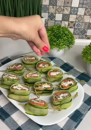 Ця закуска "задобрить" Зеленого Дракона: простий та дуже смачний рецепт рулетиків з риби та огірка