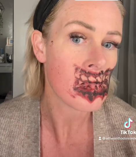 Жінка зробила тимчасове тату на обличчі та не змогла його змити: як вона виглядає