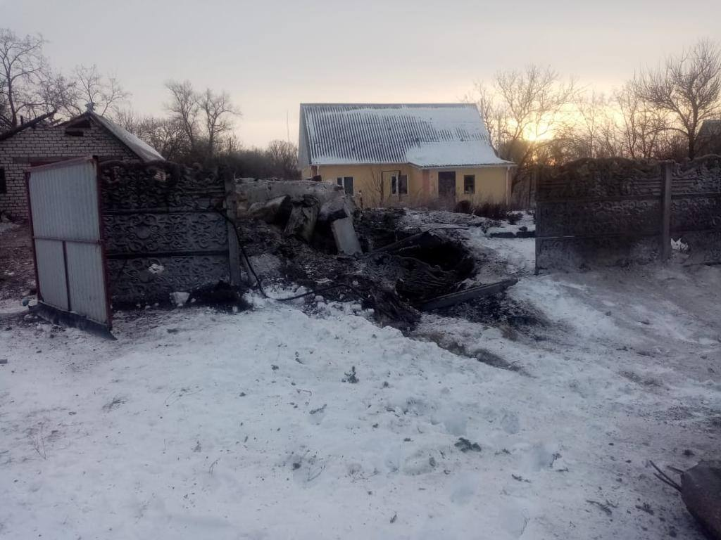 Рятувальники вилучили ракету, що впала біля приватного будинку в Полтавській області (фото)