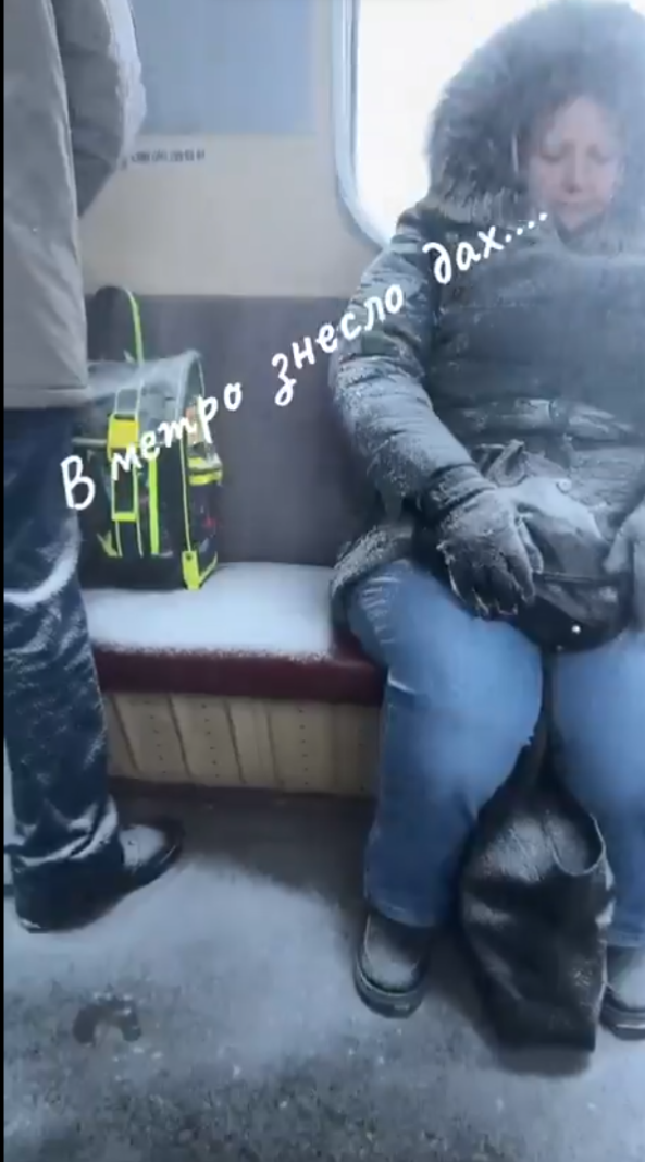 "Зірвало дах": пасажирів київського метро засипало снігом просто у вагоні (відео)