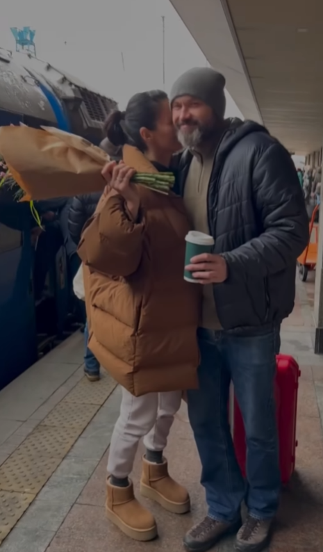 Єфросиніна довела мережу до сліз кадрами обіймів з чоловіком-військовим (відео)