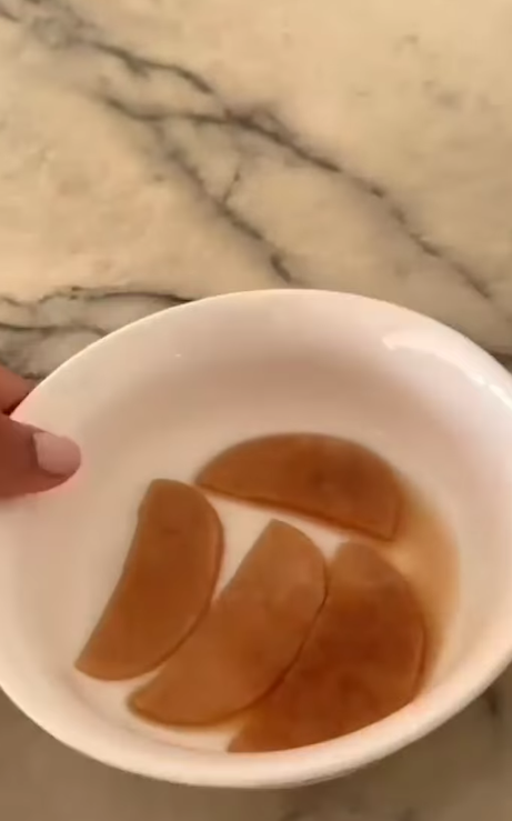 Зачем класть ватные диски в холодильник. Неожиданный результат вас удивит