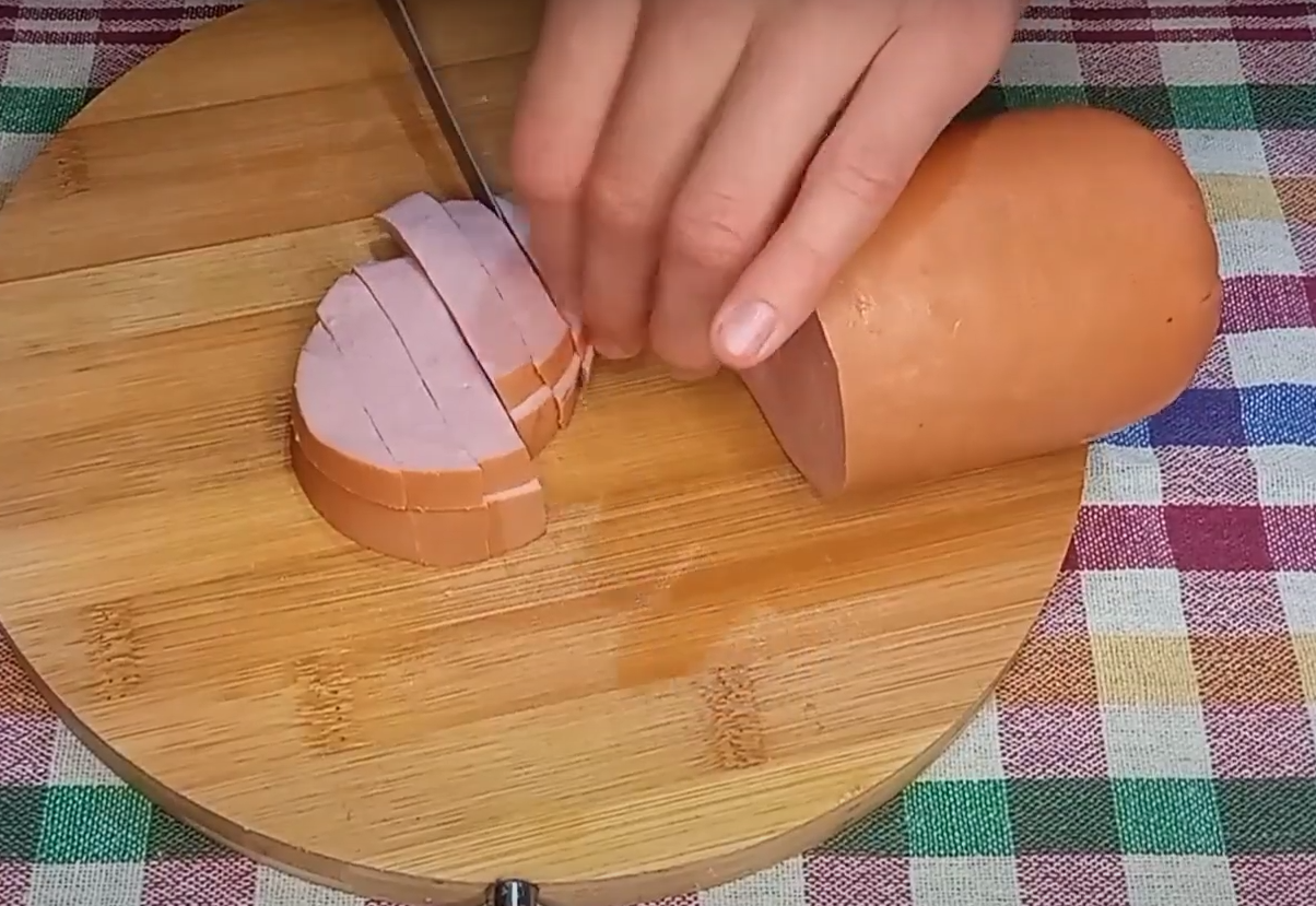 Швидко та ситно. Ідеальний рецепт макаронів з сиром та ковбасою