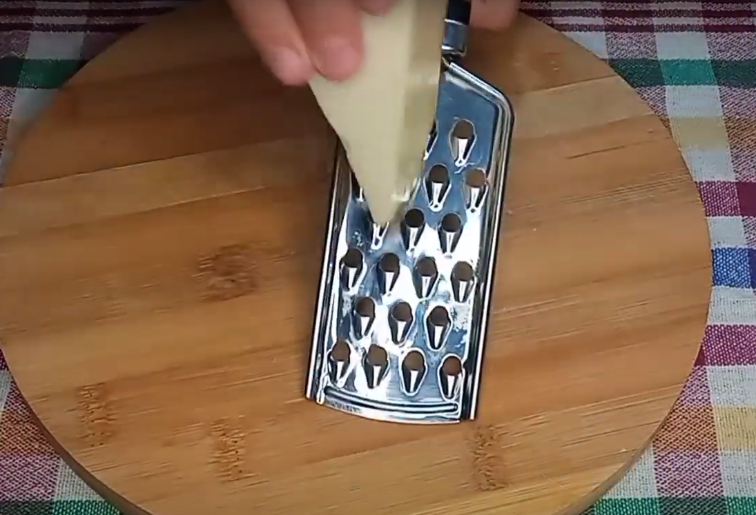 Швидко та ситно. Ідеальний рецепт макаронів з сиром та ковбасою