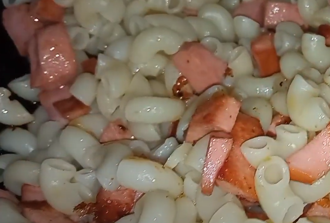 Швидко та ситно. Ідеальний рецепт макаронів з сиром та ковбасою