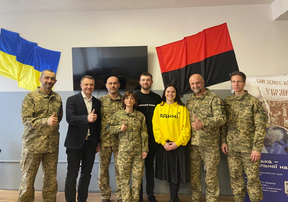 В Украине запустили первые курсы украинского языка для военных: где искать и как присоединиться