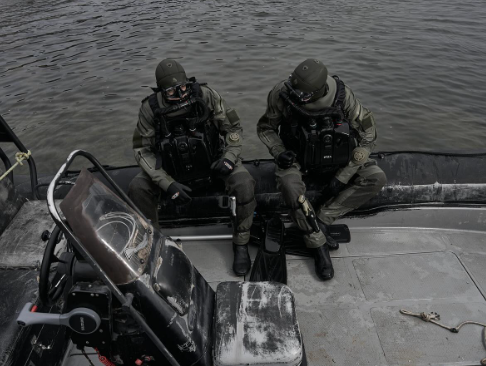 &quot;Елітні війська&quot;: дивіться рідкісні кадри з бойовими водолазами, які нищать ворога в тилу