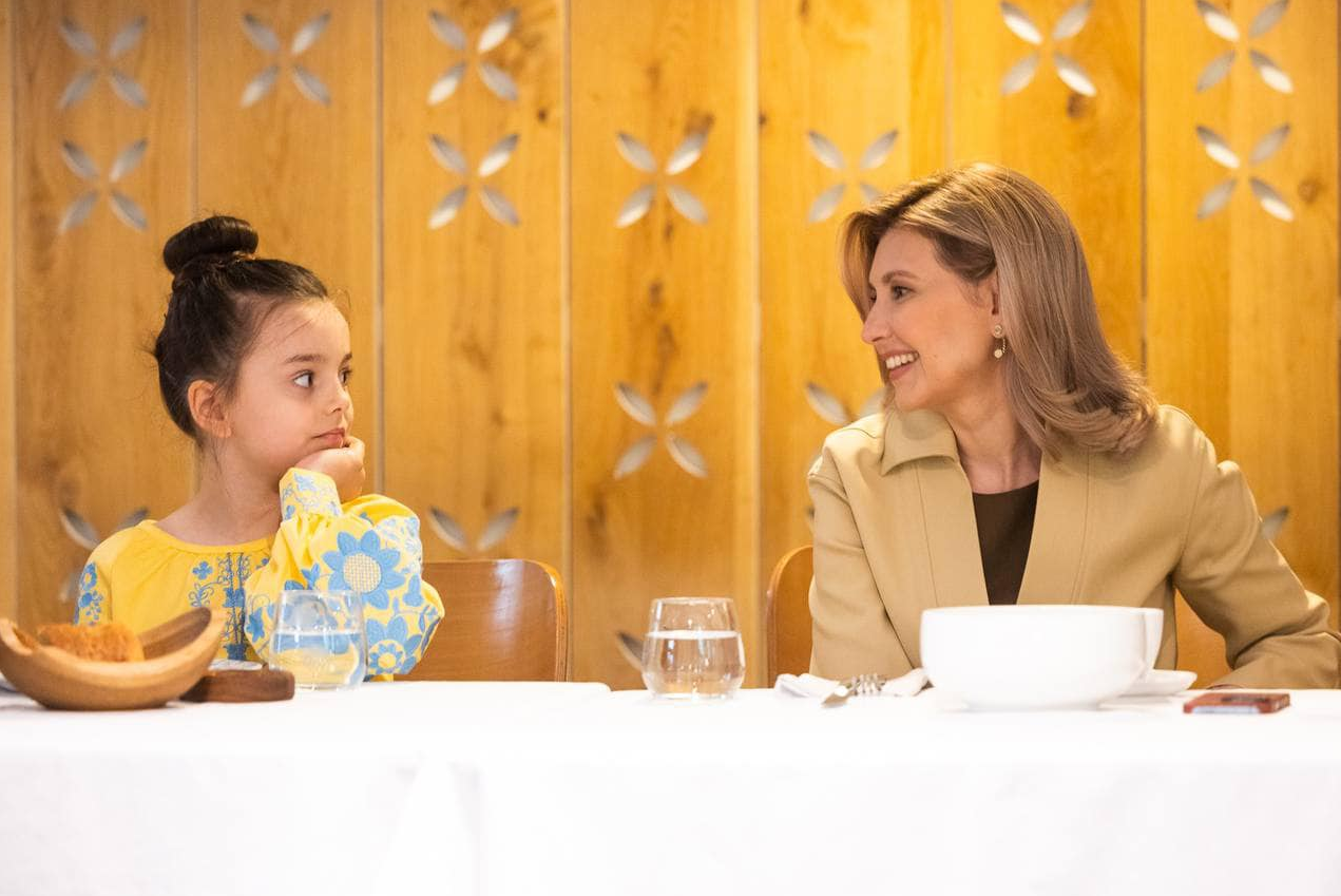 Враг искалечил, но не сломал. Как сегодня живет 7-летняя гимнастка с протезом Саша Паскаль: сильные фото