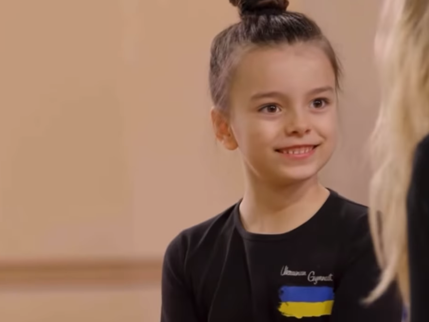 Враг искалечил, но не сломал. Как сегодня живет 7-летняя гимнастка с протезом Саша Паскаль: сильные фото