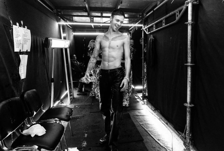 Как Барских выглядел в 2007 году. Смотрите первое выступление артиста на шоу "Караоке на Майдані"