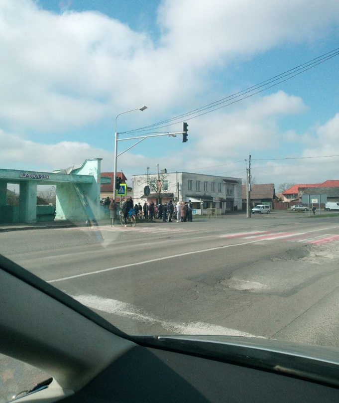 На Закарпатье люди перекрыли дороги на фоне массовой мобилизации: что известно