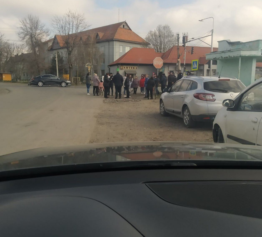 На Закарпатье люди перекрыли дороги на фоне массовой мобилизации: что известно