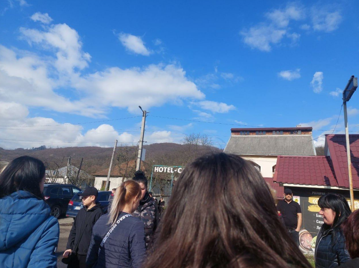 На Закарпатье люди перекрыли дороги на фоне массовой мобилизации: что известно