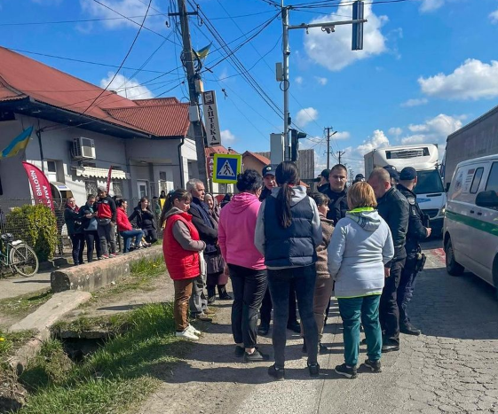 На Закарпатье люди перекрыли дороги на фоне массовой мобилизации: что известно