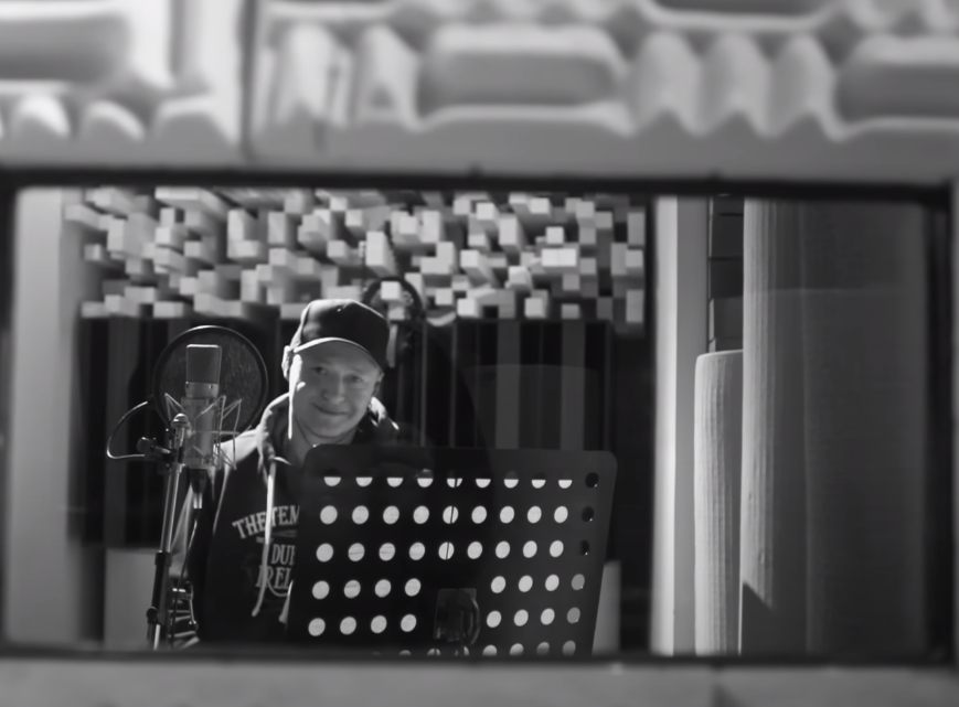 "Нас мама не вчила, як бігти тікати й ховатись". Новая песня Хлывнюка вызывает мурашки по коже (видео)